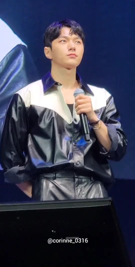 김명수 wearing PS077B